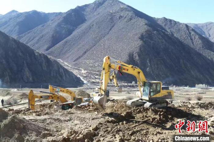 圖為高標(biāo)準(zhǔn)農(nóng)田建設(shè)施工現(xiàn)場?！「裆愔?攝