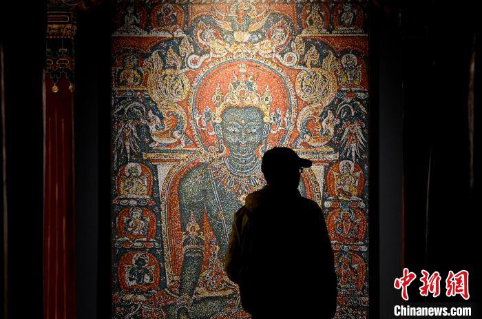 3月31日，觀眾欣賞展覽中的作品?！±盍?攝