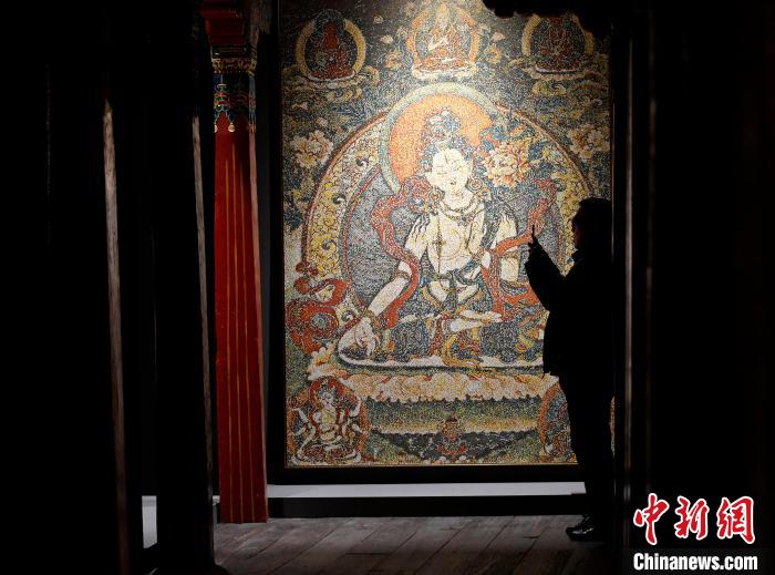 3月31日，觀眾欣賞展覽中的作品?！±盍?攝