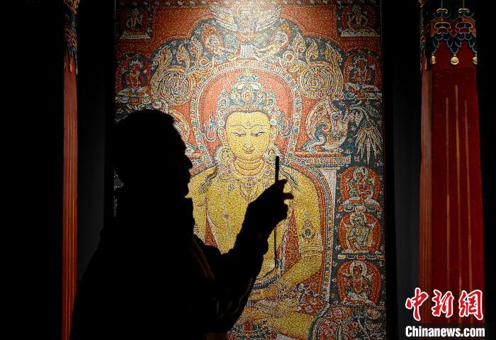 3月31日，觀眾欣賞展覽中的作品。　李林 攝