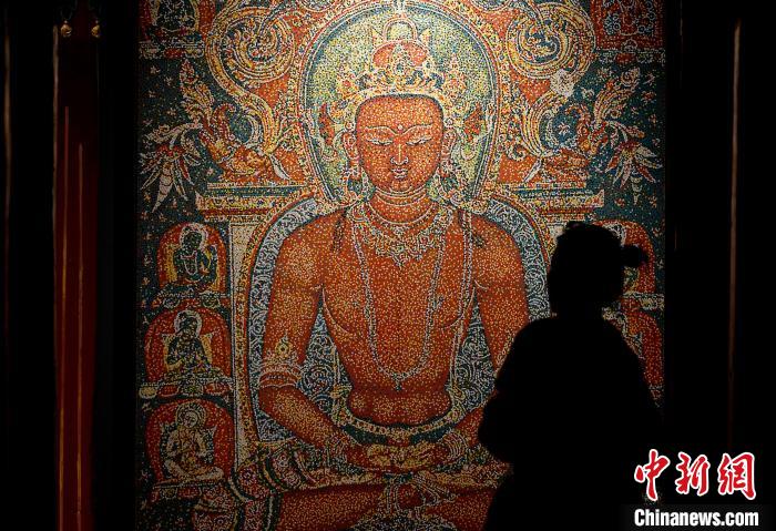 3月31日，觀眾欣賞展覽中的作品?！±盍?攝