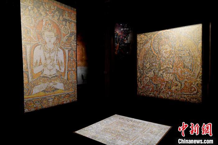 3月31日，觀眾欣賞展覽中的作品?！±盍?攝