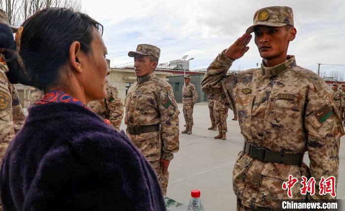 圖為列兵扎西加央向母親敬禮?！詵| 攝