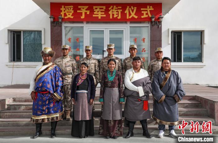 圖為列兵代表與親人合影留念。　劉曉東 攝