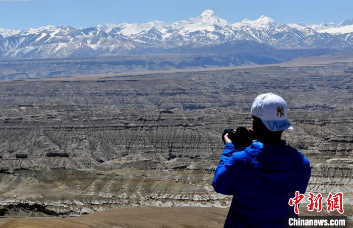 4月5日，游客在觀景臺拍攝札達(dá)土林?！±盍?攝