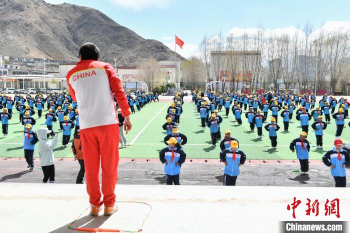 圖為學(xué)生在跳繩教練齊景龍的指導(dǎo)下做準(zhǔn)備運(yùn)動(dòng)?！∝暩聛?lái)松 攝