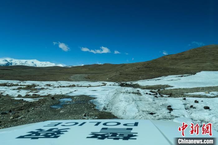 4月5日，普瑪江塘邊境派出所巡邏車通過冰河路段?！〗w波 攝