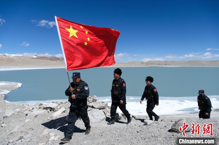 4月5日，普瑪江塘邊境派出所民輔警進行邊境巡邏。　江飛波 攝