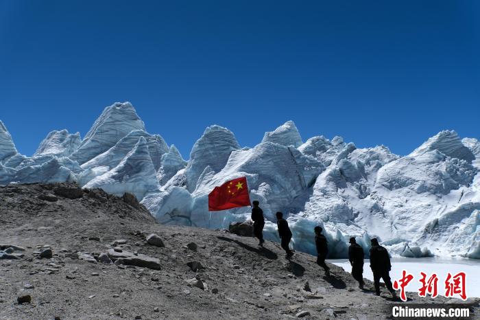 4月5日，普瑪江塘邊境派出所民輔警巡邏至四零冰川附近?！〗w波 攝