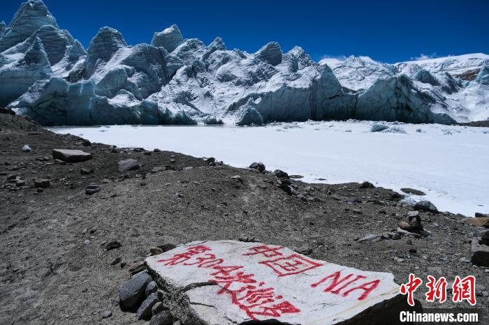 普瑪江塘邊境派出所民輔警巡邏標記?！〗w波 攝
