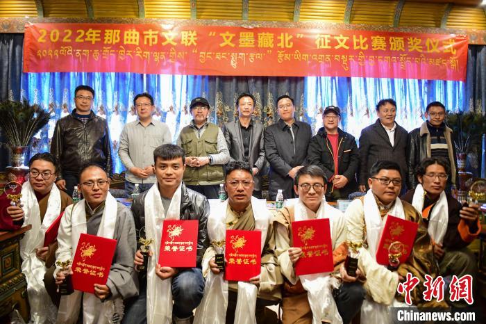 圖為獲獎人員合影留念?！∝暩聛硭?攝