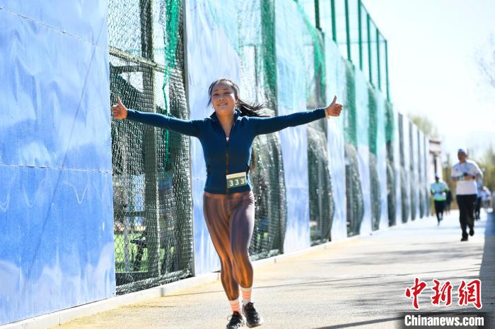 圖為5公里歡樂(lè)跑現(xiàn)場(chǎng)?！∝暩聛?lái)松 攝