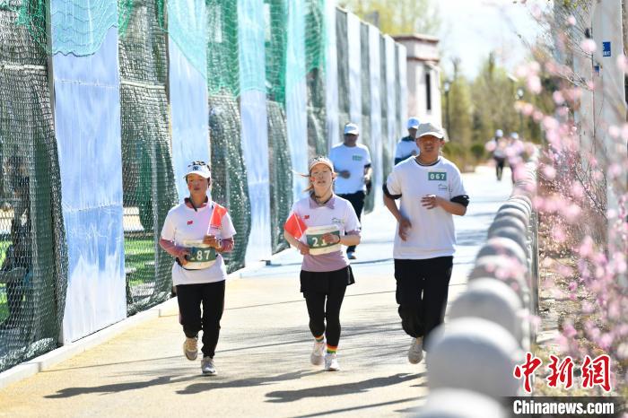 圖為5公里歡樂(lè)跑現(xiàn)場(chǎng)。　貢嘎來(lái)松 攝