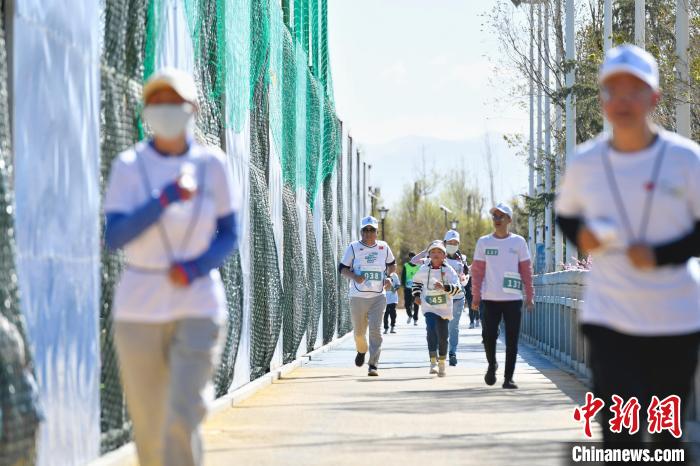 圖為5公里歡樂(lè)跑現(xiàn)場(chǎng)。　貢嘎來(lái)松 攝
