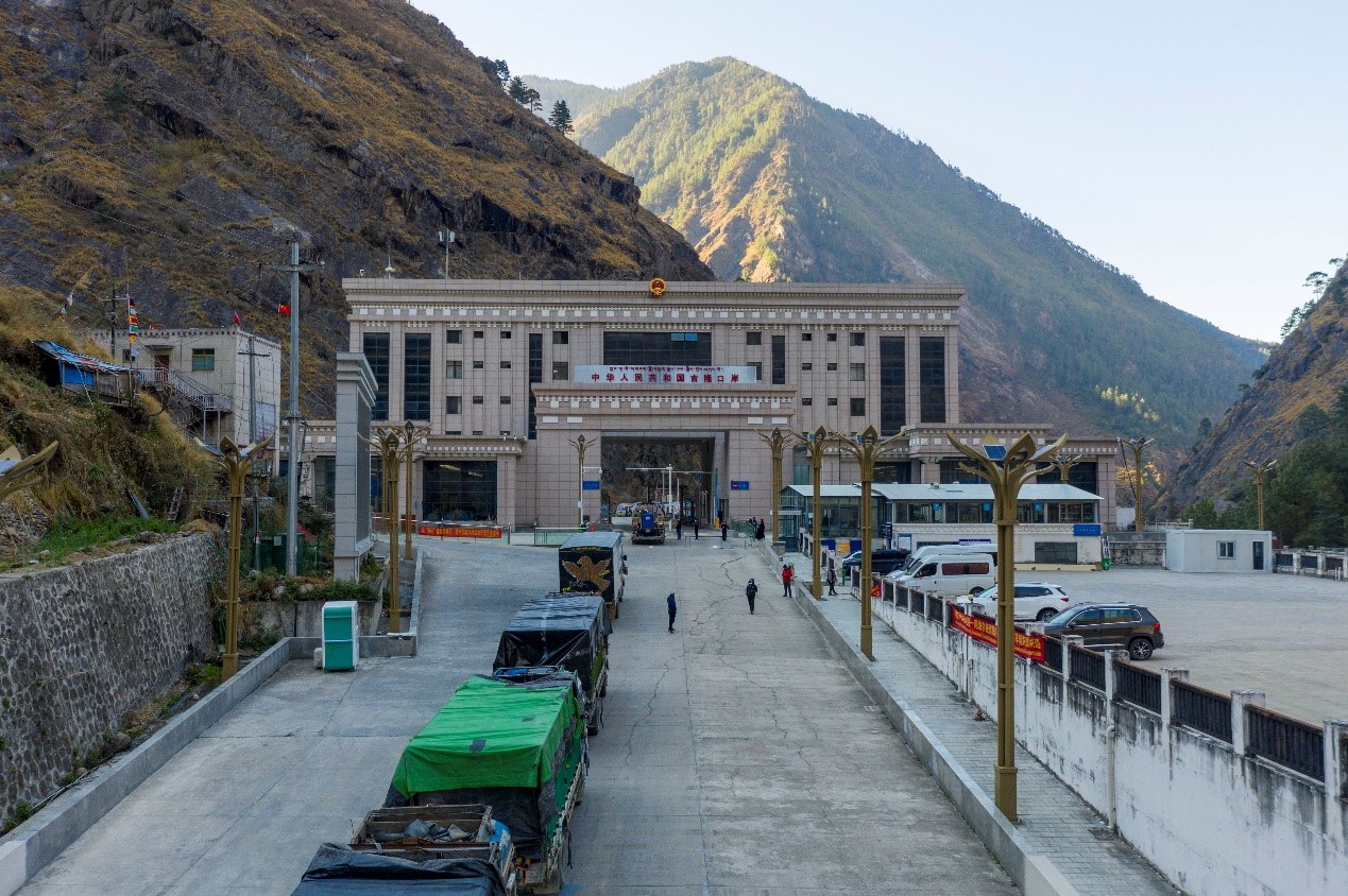 吉隆口岸正在等待出境的車輛。人民網(wǎng)記者 唐宋攝