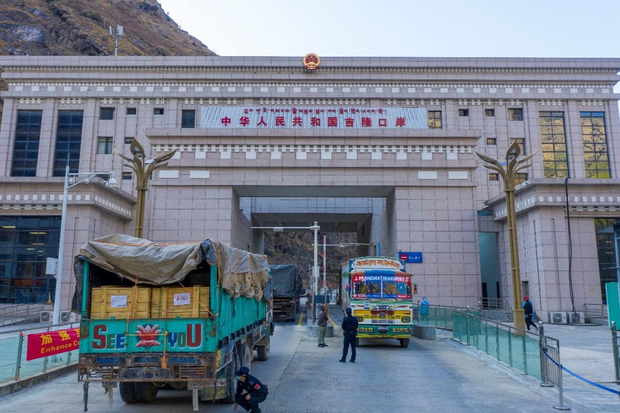 吉隆口岸移民管理警察正在檢查出入境車輛。人民網(wǎng)記者 唐宋攝