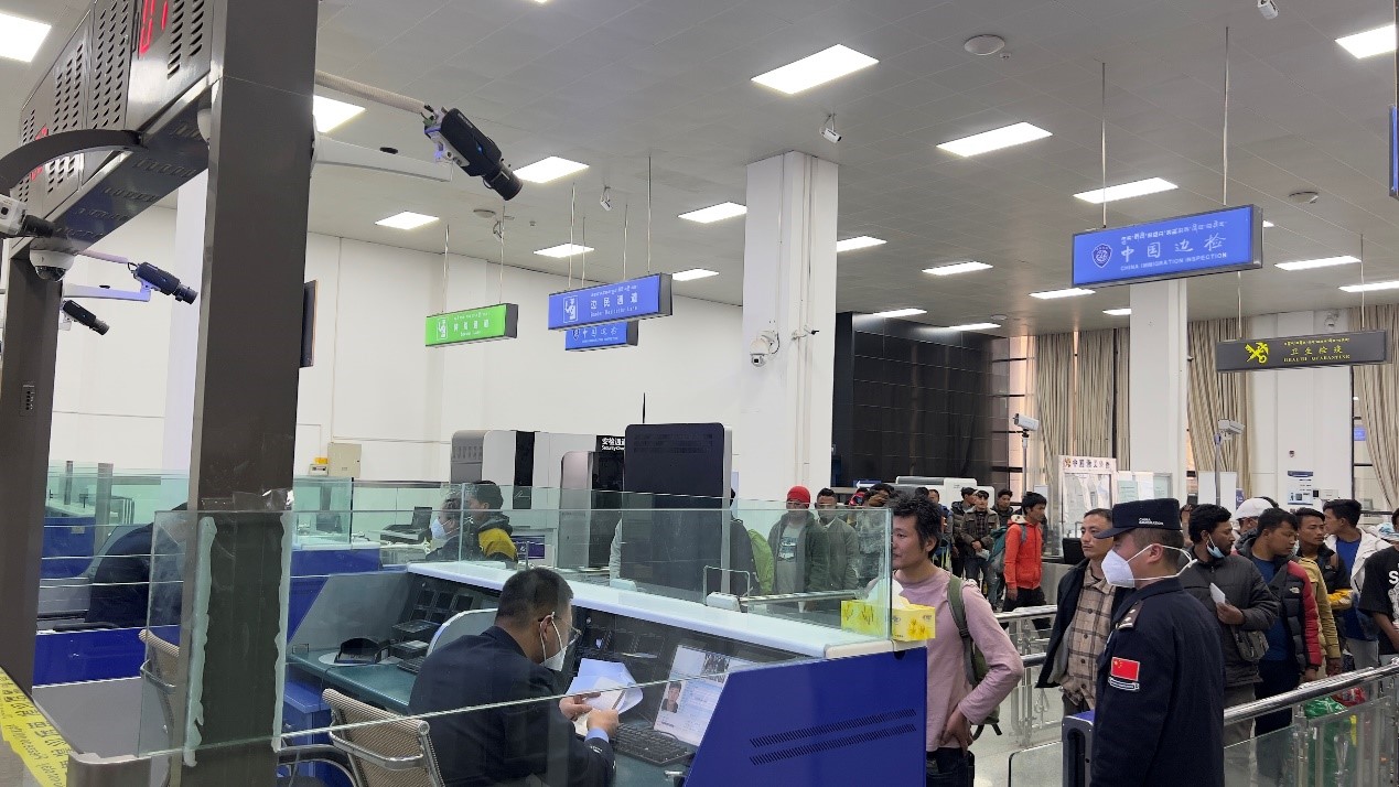 吉隆口岸移民管理警察正在查驗(yàn)護(hù)照。人民網(wǎng)記者 唐宋攝