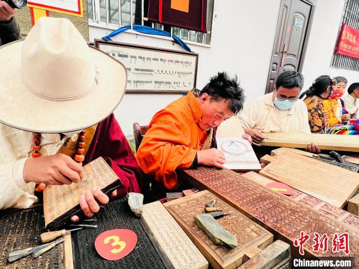 圖為2022年，聶榮縣當(dāng)木江鄉(xiāng)“鄉(xiāng)村振興那曲奮進(jìn)”活動(dòng)雕刻比賽現(xiàn)場。資料圖 那曲市“鄉(xiāng)村振興 那曲奮進(jìn)”活動(dòng)辦供圖