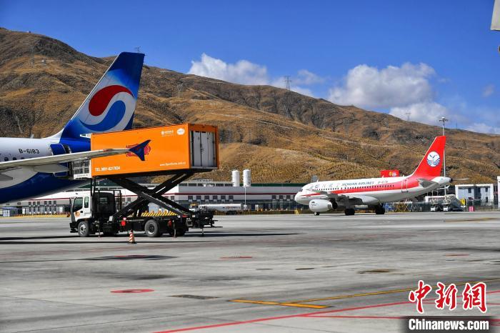 圖為藍天下的高原機場?！≈芎?攝