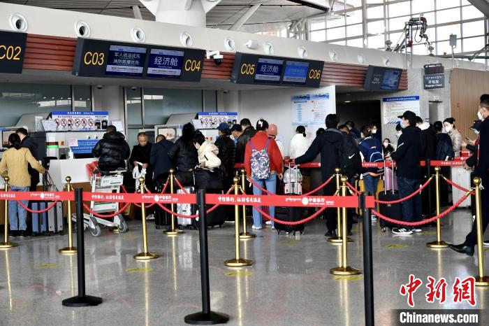 圖為旅客辦理登機手續(xù)?！≈芎?攝