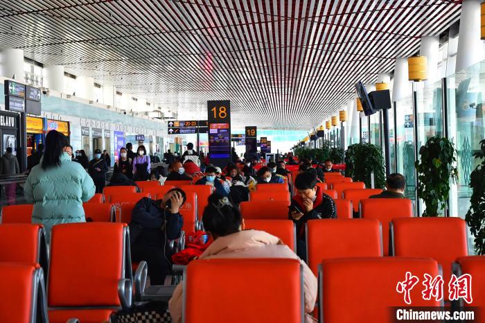 圖為旅客在機場候機室等待登機。　周航 攝