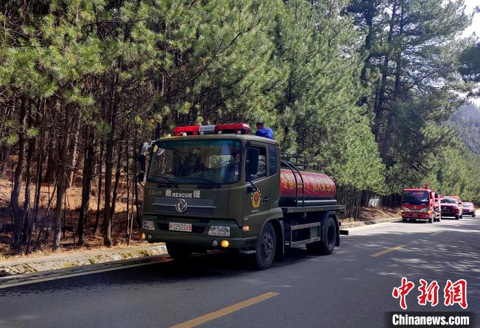 林芝市森林消防支隊米林中隊在米林縣一帶開展灑水增濕作業(yè)?！≮w健宇 攝