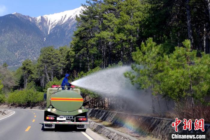 林芝市森林消防支隊米林中隊在米林縣一帶開展灑水增濕作業(yè)。　趙健宇 攝