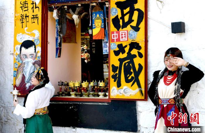 4月17日，游客身著藏式元素服裝在拉薩八廓街拍照留念?！±盍?攝