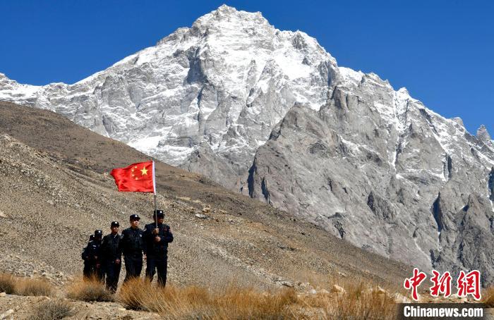 底雅邊境派出所民警夏永軍(右一)在巡邏中?！±盍?攝
