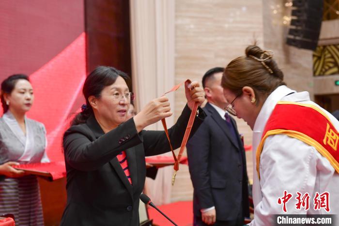 西藏舉辦“西藏十佳醫(yī)生、十佳護(hù)士”“西藏健康衛(wèi)士”表彰大會(huì)