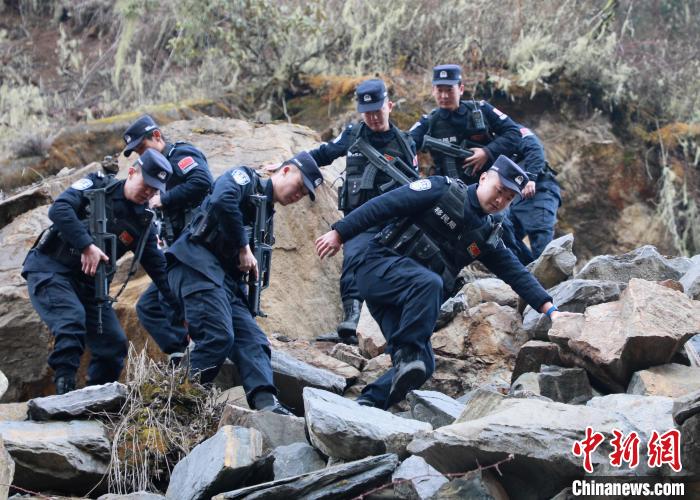 山南邊境管理支隊玉麥邊境派出所民警在邊境巡邏途中穿過亂石區(qū)?！∴嶇?攝