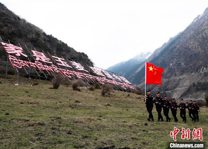 山南邊境管理支隊玉麥邊境派出所民警在轄區(qū)開展巡邏?！∴嶇?攝