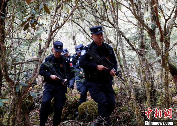 山南邊境管理支隊玉麥邊境派出所民警在邊境原始森林里開展邊境巡邏?！∴嶇?攝