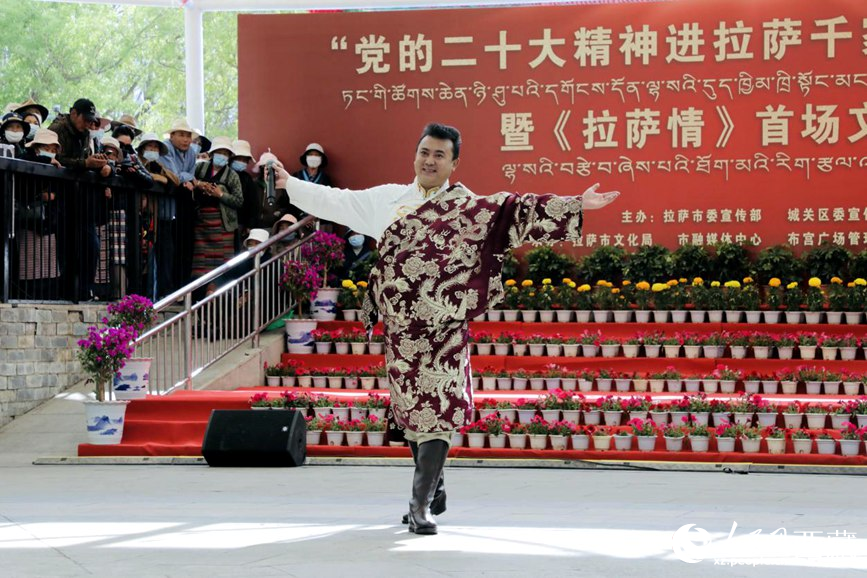 獻(xiàn)唱《夏爾巴》。人民網(wǎng) 次仁羅布攝