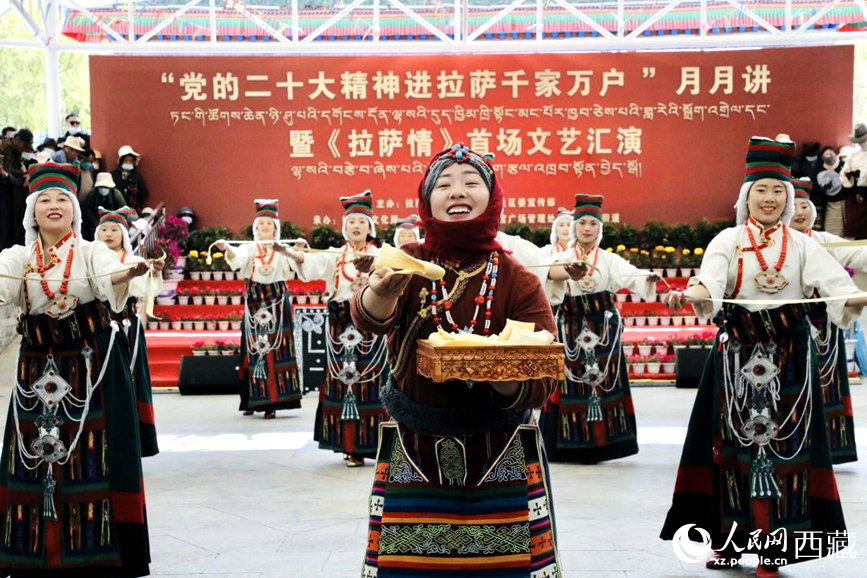 女子群舞《拉拉脫貧之路》。人民網(wǎng) 次仁羅布攝