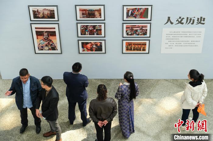 圖為觀眾觀看展覽。