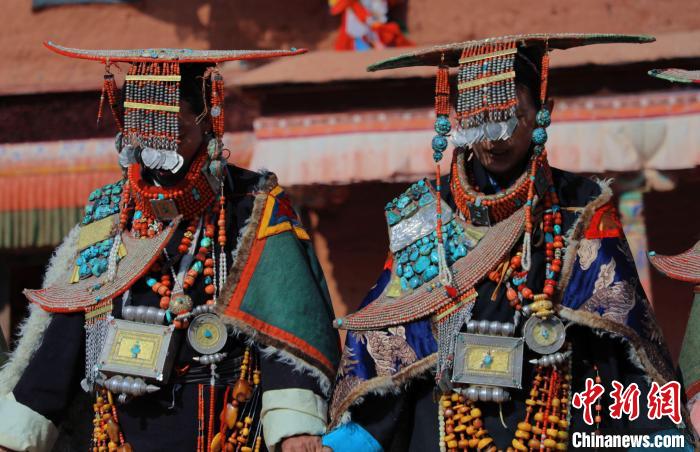 圖為參展攝影師拍攝的西藏阿里普蘭飛天服飾。　主辦方 供圖