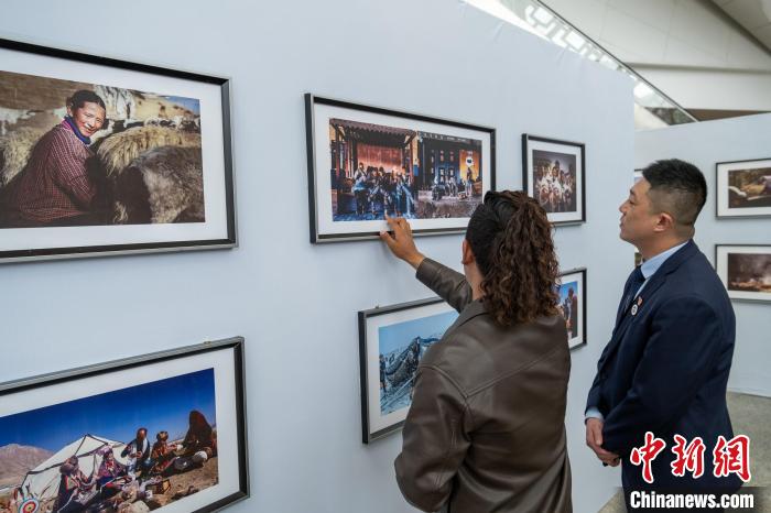 攝影師介紹自己的照片。　江飛波 攝