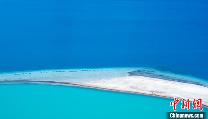 圖為山南羊卓雍錯?！『闻罾?攝