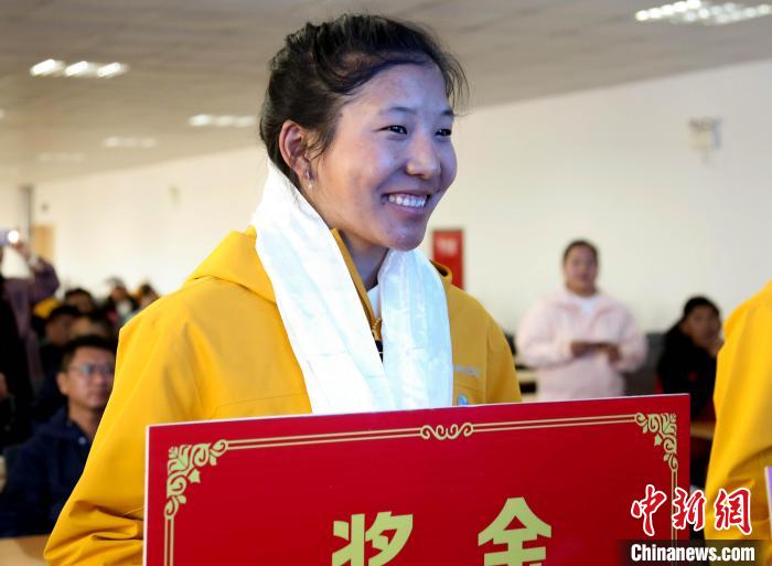 玉珍拉姆上臺(tái)領(lǐng)獎(jiǎng)。　貢確 攝