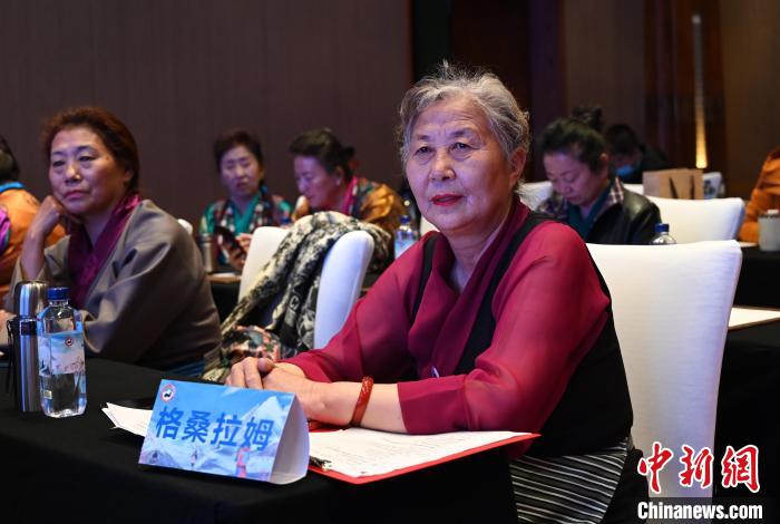 圖為西藏銀發(fā)旅游產(chǎn)品體驗(yàn)團(tuán)老年代表?！≮w朗 攝