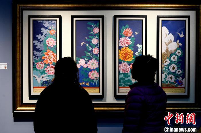 圖為5月16日，觀眾正在欣賞展覽中的新創(chuàng)唐卡作品?！±盍?攝