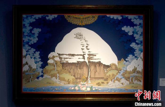 圖為5月16日，展覽中新創(chuàng)唐卡作品《岡底斯山》。　李林 攝