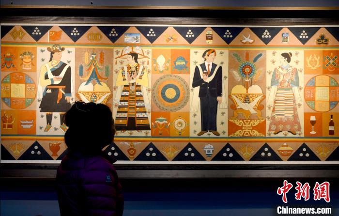 圖為5月16日，觀眾正在欣賞展覽中的新創(chuàng)唐卡作品?！±盍?攝