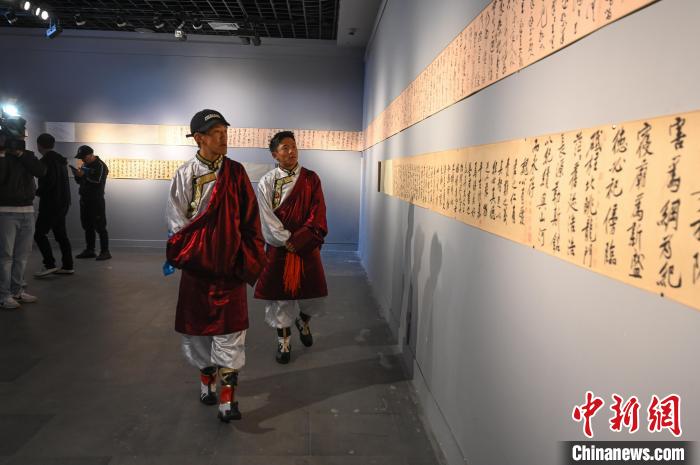 圖為學(xué)生參觀黃庭堅(jiān)書法文獻(xiàn)展?！≮w朗 攝