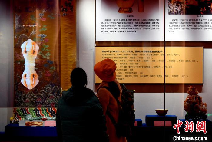 圖為5月18日，觀眾正在欣賞展覽?！±盍?攝