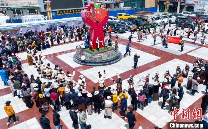 圖為“極地那曲 天際之旅”2023西藏那曲“中國旅游日”音樂美食嘉年華活動現(xiàn)場?！∧乔形幕吐糜尉止﹫D