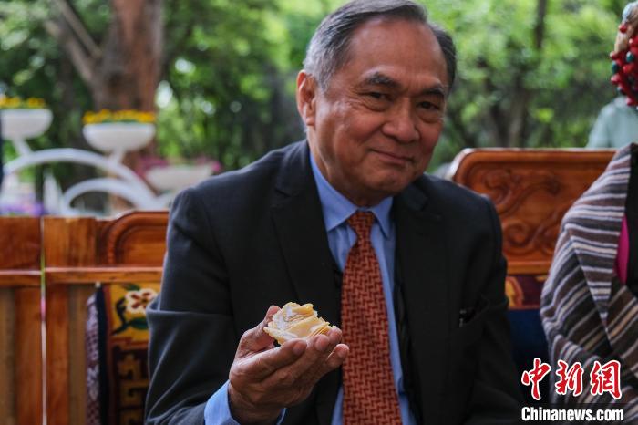 菲律賓駐華大使吉米·阿德里亞諾·弗洛克魯茲品嘗卡塞。　江飛波 攝