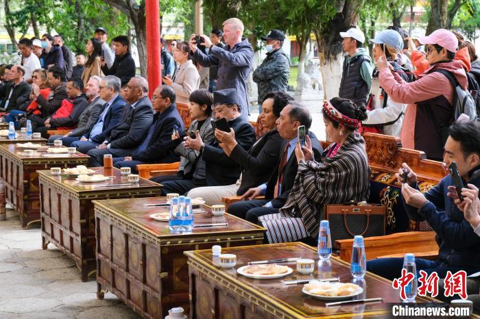 5月19日，中外嘉賓在羅布林卡和游客一起觀看藏戲?！〗w波 攝