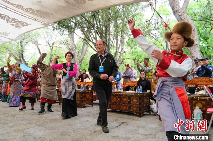 英國籍嘉賓柯馬凱(Michael Crook)加入鍋莊舞隊伍?！〗w波 攝